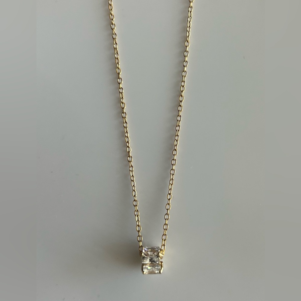 Elegant Gold Necklace with Clear Pendant